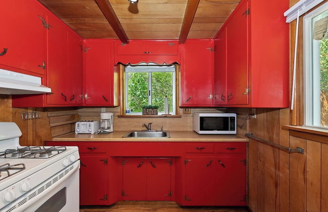 Sunshine Cabin - Cozy 2-Story Getaway - Photo 33