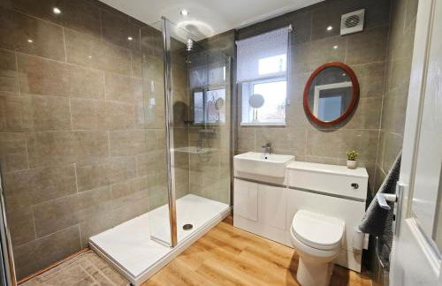 Spacious 3 Bedroom Home Ample Parking Near Shops - Photo 17