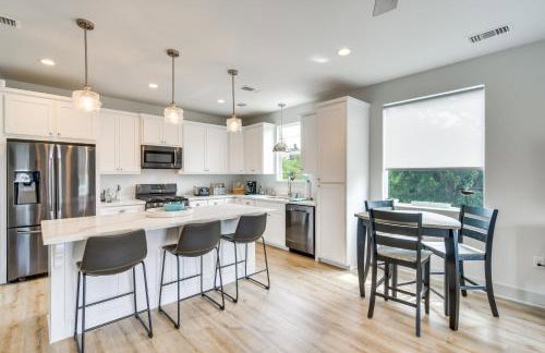 Modern Waveland Home with Deck - Walk to the Beach! - Foto 7