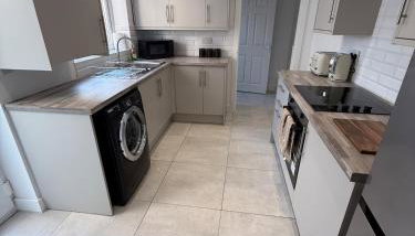 ResiLets Barnard St NEW Large 4 Bed House, Contractor Stays, Central - Foto 5