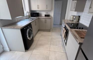 ResiLets Barnard St NEW Large 4 Bed House, Contractor Stays, Central - Foto 5