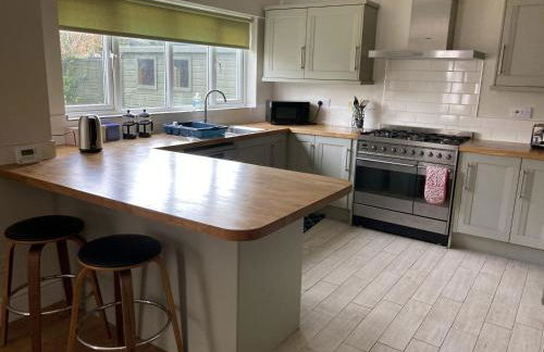 Large 4 bed detached house with parking - Foto 12