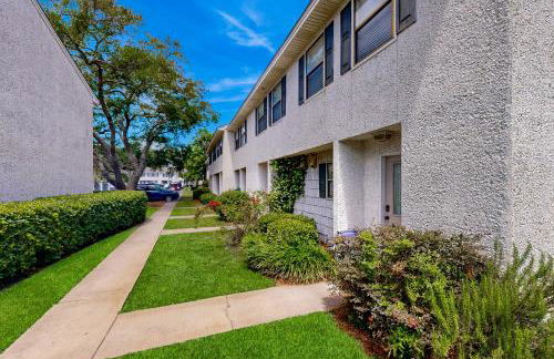 Inviting condo with an outdoor pool, washer/dryer, & AC - near the beach - Foto 4