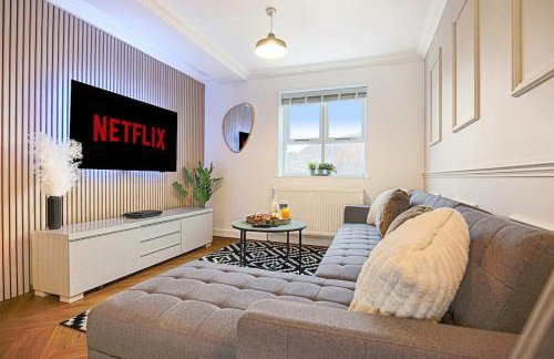 Grace House - Prime Location - Driveway Parking, Pool Table, Fast Wifi, Self Check-In and Smart TV with Sky TV and Netflix by Yoko Property - Photo 21