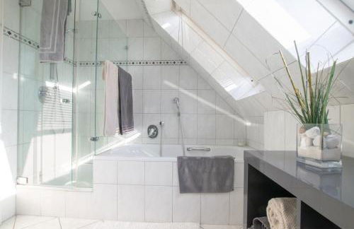 Meerbusch Apartments - 3 Room Apartment with Balcony - 20 Min Messe DUS - Foto 13