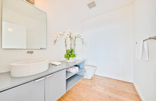 Stunning Modern Estate in BH with Pool, Spa, and Views - Foto 26