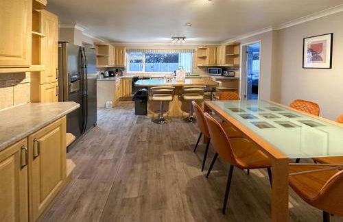 BLUNSDON LODGE - Spacious Bungalow, High Speed Wi-Fi, Free Private Parking, Garden - Foto 6