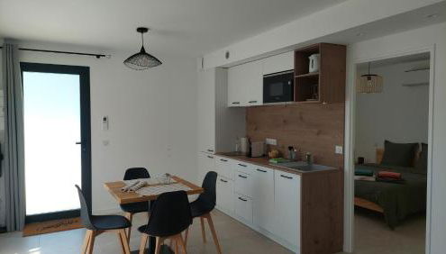 Terre de Crussol - Gite 3 étoiles en Ardèche, avec piscine et clim, 2-4 personnes - Foto 4, stove, dishwasher