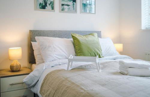 4BR Home for 8, Full Kitchen, Parking, WiFi in Northwich - Photo 57