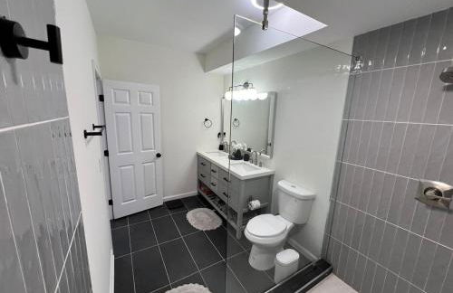 Modern Basement Retreat 2BR King suite - Foto 20