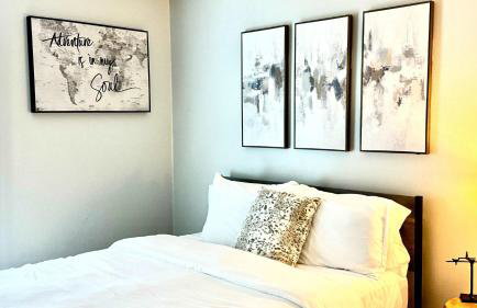 Stylish 4BR Retreat in Cypress - King Bed -Fireplace -Outdoor Patio - TVs in 4 Rooms - Foto 37