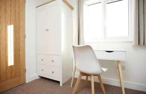 Gloucester Rd By N And N Stays, Newly Refurbed 6 Bed all ensuite house by N And N Stays Ltd, Perfect for contractors and Corporate stays, Close to YTL Arena Site, Pvt Parking for Vans and and work vehicles, Wifi - Foto 62