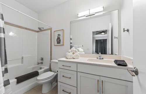 4BR Home with 4 Private Bathrooms 20 Min from Airport - Foto 30