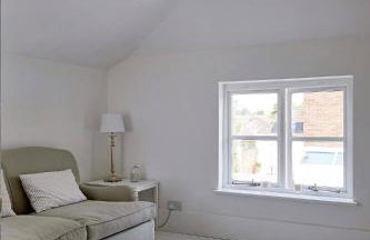 Double-Bed Bedroom, Living Room and Kitchenette, private Bathroom and Utility Room available at Willow House, Shepperton - Foto 12