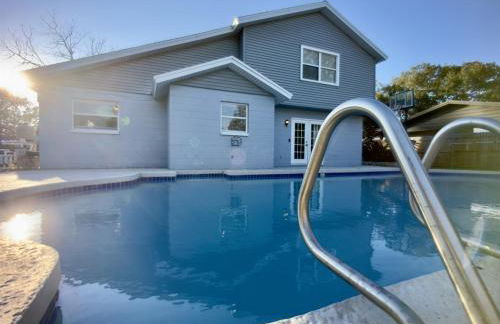 Luxury 4BR Getaway with Heated Pool & Cozy Vibes! - Foto 43