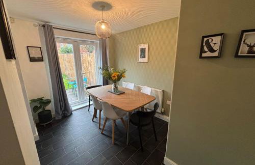 Central location -3 Beds, 2 baths , off-street parking, fast Wifi, sleeps 7 - Foto 2
