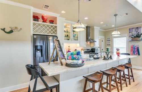 2 Blocks to Shore Crystal Beach House with Yard! - Foto 7