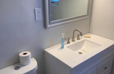 Updated & Comfy Bungalow with Parking Easy Access - Foto 23