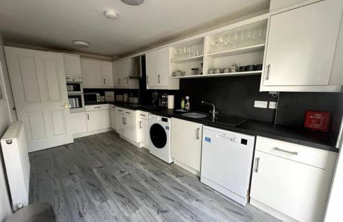 Spacious 5 Bedroom House Sleeps 9 with Parking - Foto 14