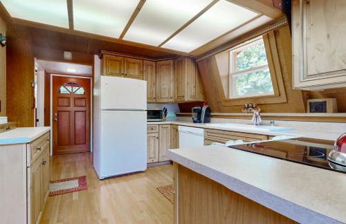 Sierra Nevada Hideaway Cabin with Deck, Mtn Views - Foto 5