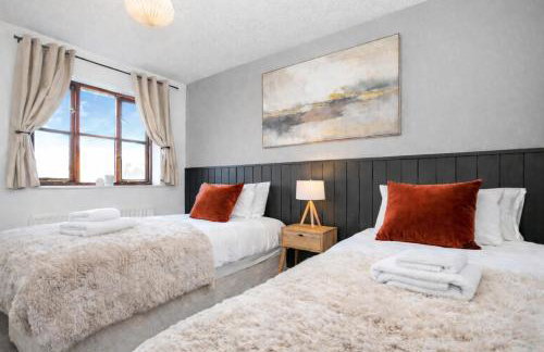 Detached House - Prime Location - Free Parking, Fast Wifi and Smart TVs with Sky TV and Netflix by Yoko Property - Photo 2