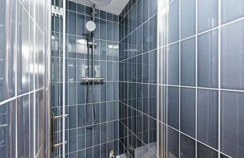 Stylish Duplex Apartment - Excellent Location - Free Parking, Virgin TV, Fast Wifi and Self-Check-In by Yoko Property - Photo 12