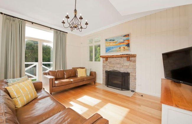 Hampton on Apollo - Ocean Mountain View Creekside Retreat Pet Friendly Free EV Charger Fireplace Wood Supplied During Winter - Photo 7