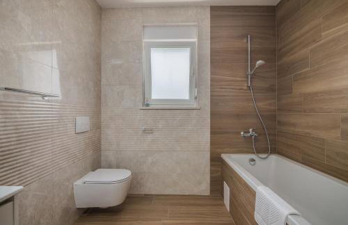 Villa with nice pool, luxuriously furnished, quiet area - by TRAVELER tourist agency Krk ID2389 - Foto 40