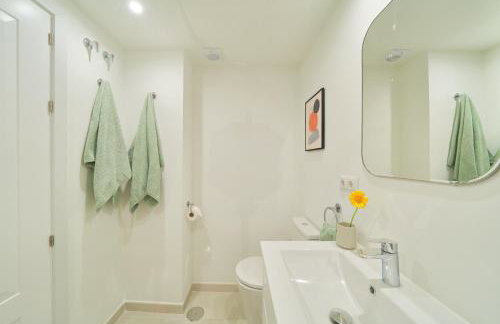 Modern City Centre Apartment w/ Terrace & Fast WIFI - Foto 13