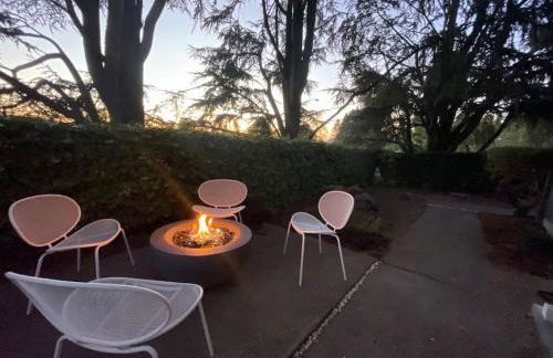 Zen Haus Garden Retreat, prime location, Luxe amenities - Photo 3