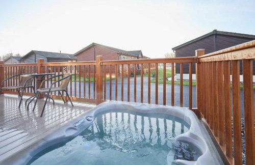 Mandarin Lodge with Hot Tub - Foto 6
