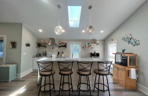 The Lyellton House: Water View, Steps from Beach - Foto 2