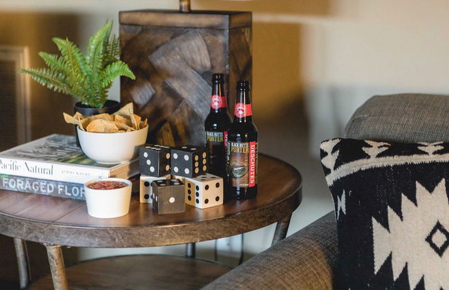 Klamath by Avantstay Gorgeous Mountain Home w/ Fire Pit, Spa & Lake Views - Photo 25