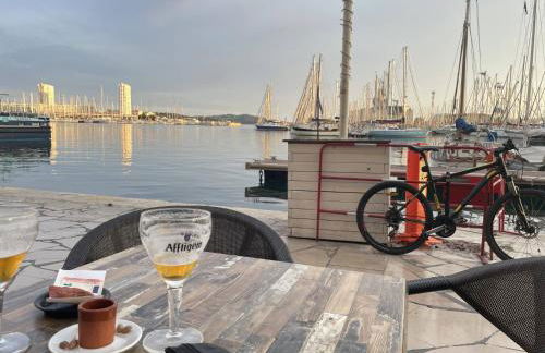 Appartement mignon calme douillet ascenseur clim étage élevé proche parking et toutes commodités au coeur du Toulon historique - Photo 33