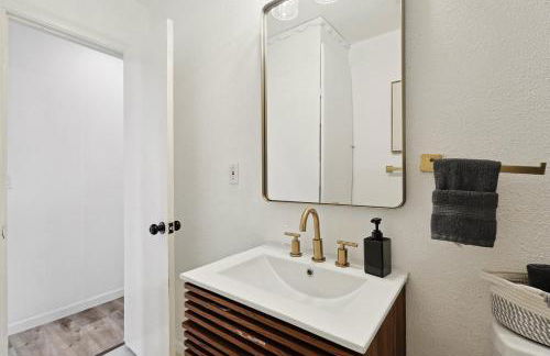 Tranquil Lakeside Escape 2 Bedrooms Patio Views - Photo 23