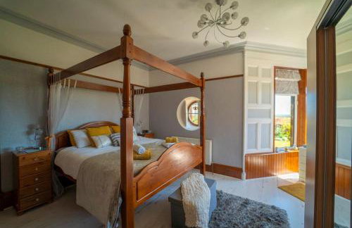 Stunning Central Villa by Golf Course & Beach - Foto 27