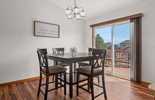 Stylish 5 BR- LG Fenced Backyard and Playground - Foto 23