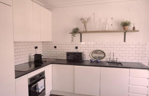 Light & Airy Historic Centre House with Balconies - Photo 17