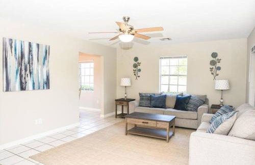 Classic Colonial Home near Main Street - Foto 3