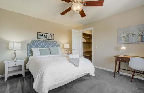 Deep Blue Spacious Escape w Hot Tub & Playground - Foto 41