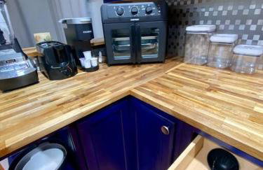 Charming Farmhouse Retreat near Downtown & University Modern Amenities, Fireplace & Porch! - Foto 17