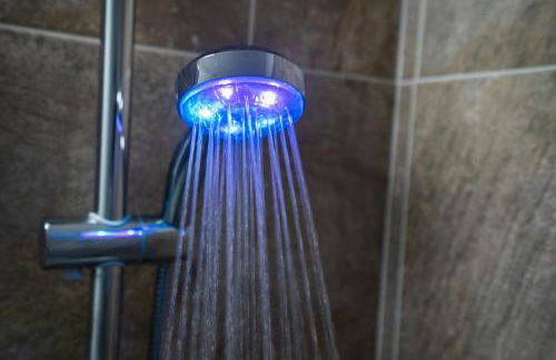 Modern Apartment -Free Parking - by Holiday Homes - Foto 15