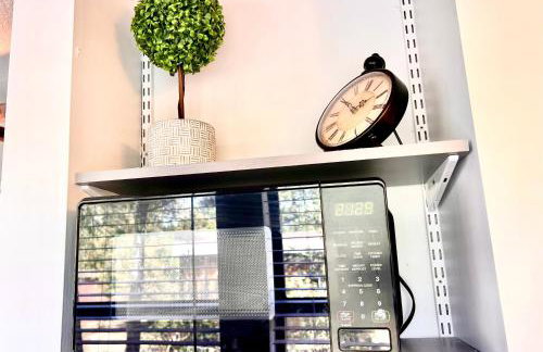 Upgraded, Stylish & Comfy 1 Bedroom/1 Bath Studio - Photo 8