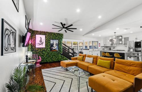 Stunning Carrollton Castle with 4 Bedrooms + Pool + Media Room - Foto 1