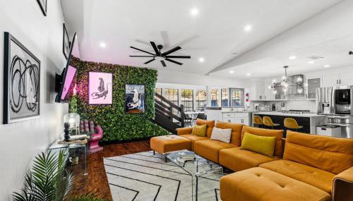 Stunning Carrollton Castle with 4 Bedrooms + Pool + Media Room - Foto 1