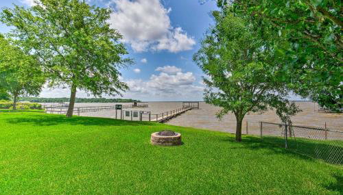 Cedar Creek Lake Access Retreat with Deck - Foto 3