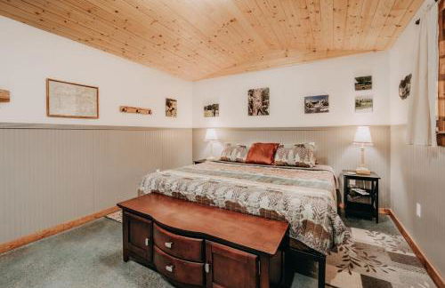 72MF - Rustic - Pets Ok - Sleeps 2 cabin - Photo 8