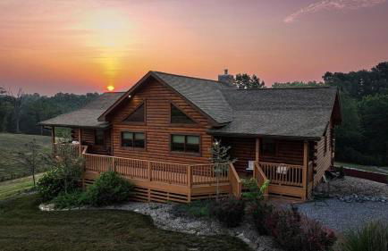 Luxury 4BR Log Cabin Near SIU & Wine Trail - Foto 1