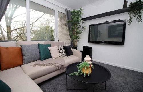 Peaceful 3 Bed Flat with Parking and Balcony by CTO Serviced Apartments - Foto 25