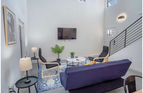 Gorgeous 3 BR 2 BA Near Amazing Downtown - Photo 12